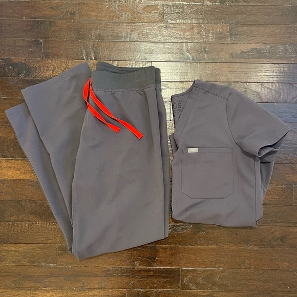 Figs Tops - Women's FIGS Scrub Set-  Charcoal